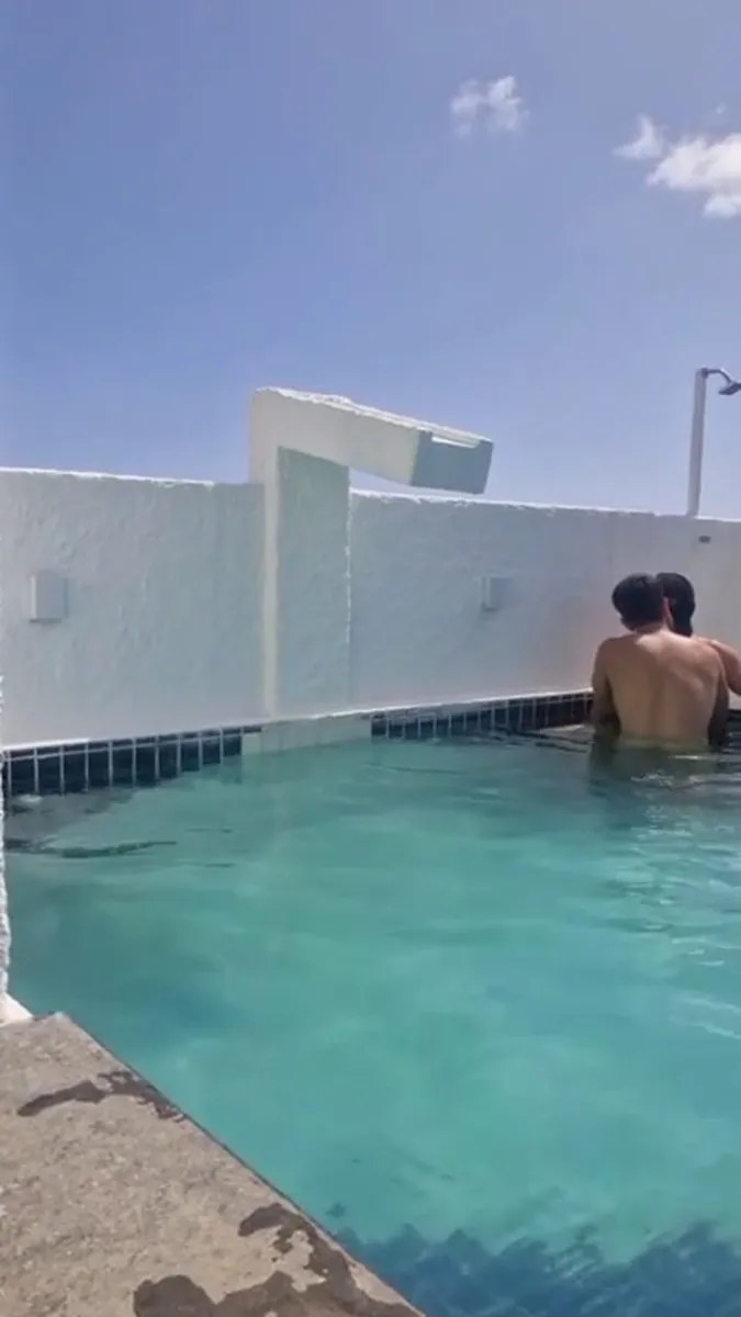 Sarro Na Piscina video