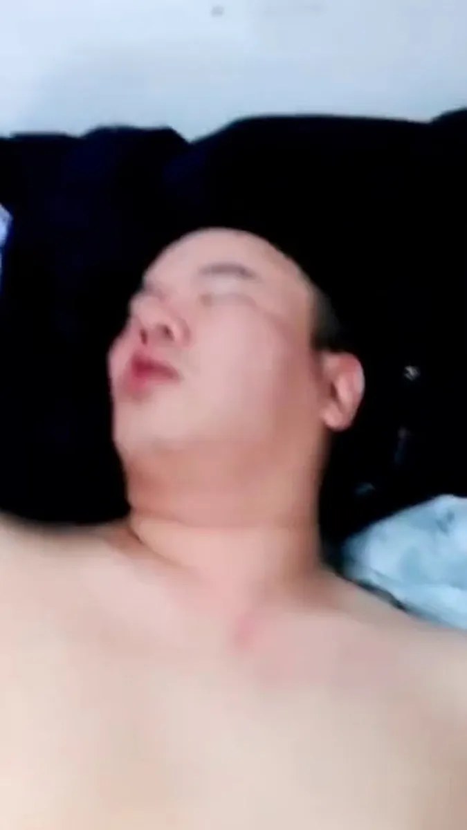 大叔简直太浪了！猛叔抚摸菊花时就大叫：“不要！不要！太爽了”随即便是身体撞击的啪啪声与骚叔异常兴奋叫床声，此起彼伏！ video