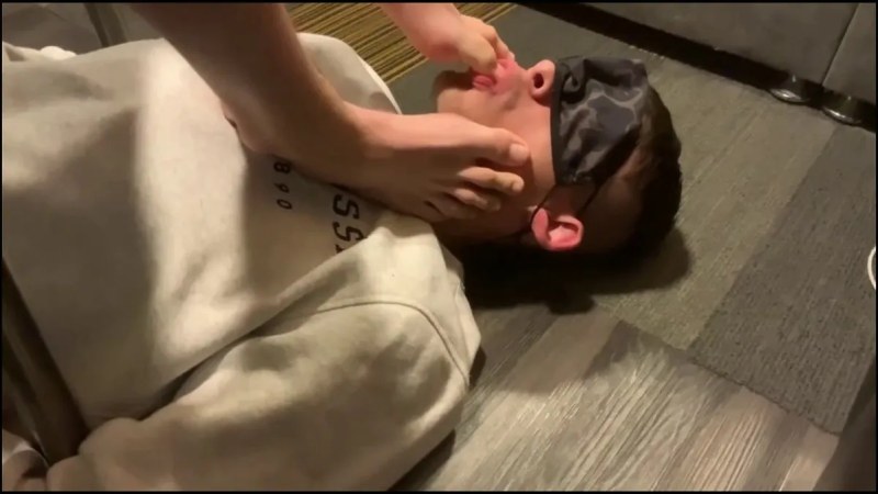 TWINK SLAVE WORSHIPS FEET Gay New 2021 video