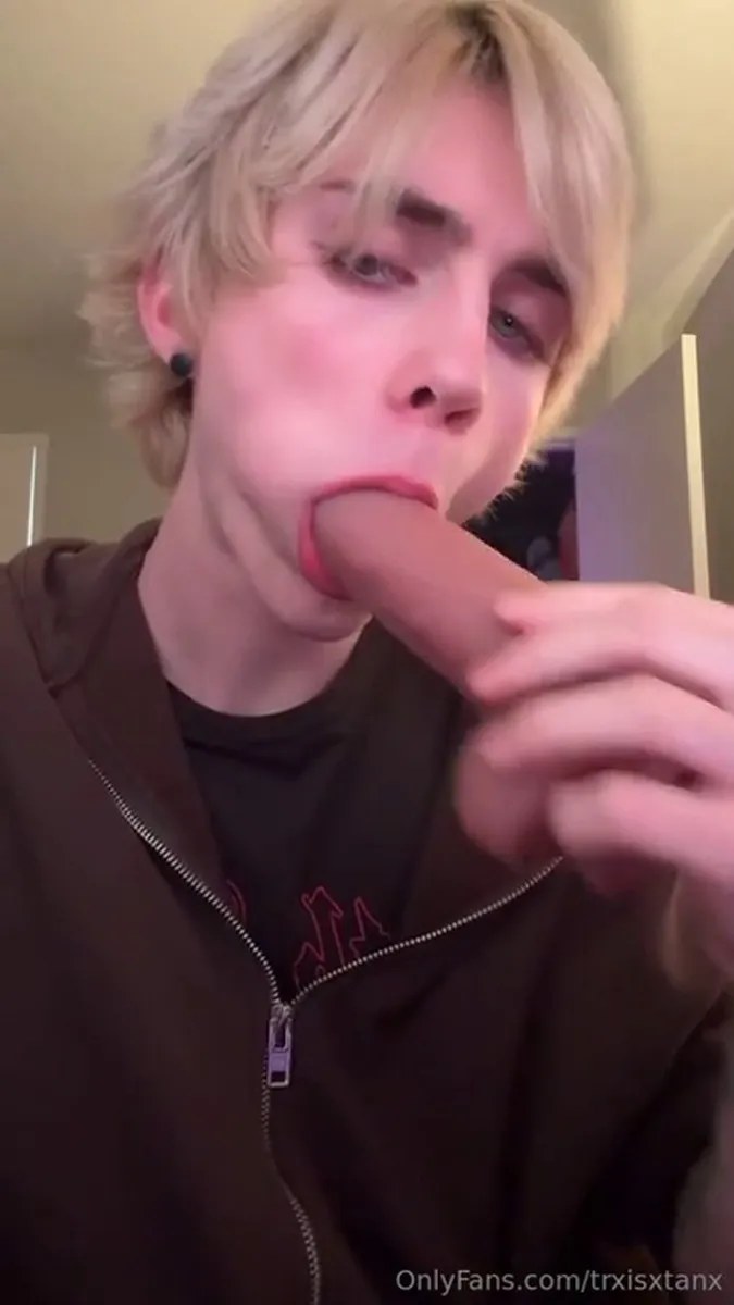Blow Job Practise On Dildo video