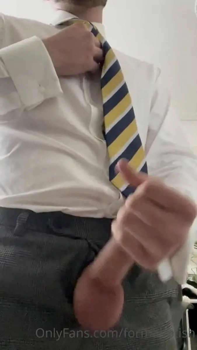 0gseuat15bibk1g9jyfjy Hard Day In The Office, Get On Your Knees video